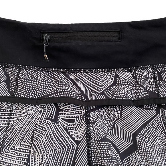 Lululemon Speed Short 2.5” Dottie Tribe White Black Pattern Size 4 - Picture 6 of 10